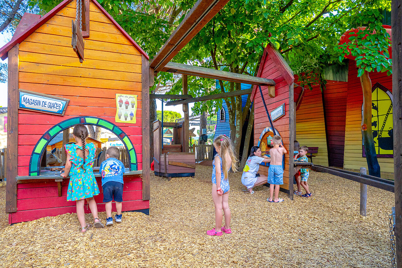 Kinderen in de thematische speeltuin op camping CAPFUN Aubr�des, Puget sur Argens.