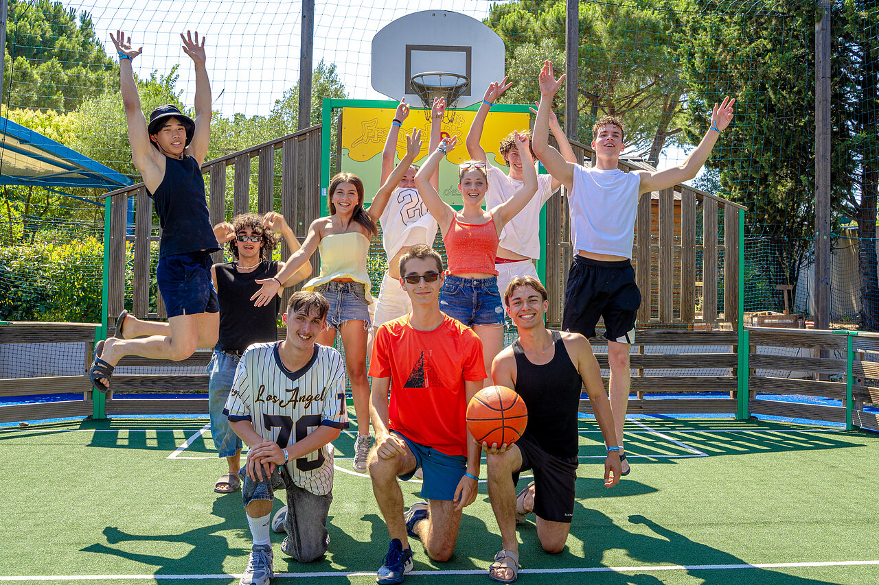 Actieve jongeren op multisportterrein met basketbal bij CAPFUN Aubr�des in Puget sur Argens.
