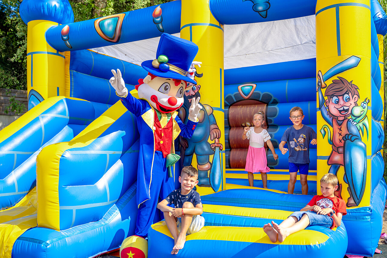 Kinderen en mascotte op springkasteel op camping CAPFUN Aubr�des in Puget sur Argens (83).