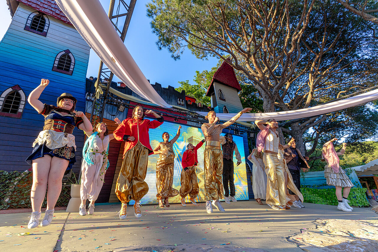 Animatievoorstelling met dansers in kostuums op CAPFUN Aubr�des, Puget sur Argens (83).