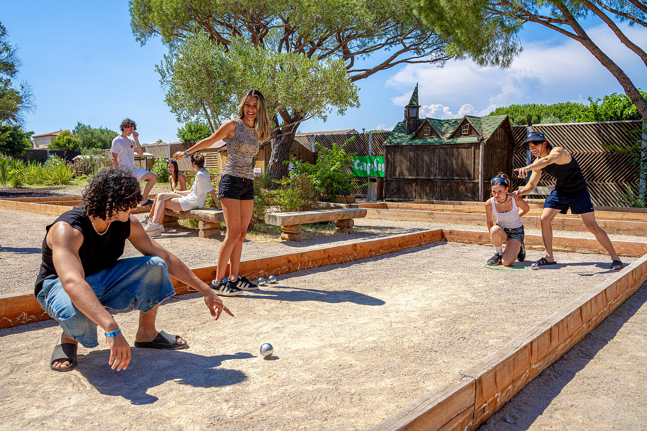 Jongeren spelen jeu de boules op camping CAPFUN Aubr�des in Puget sur Argens.