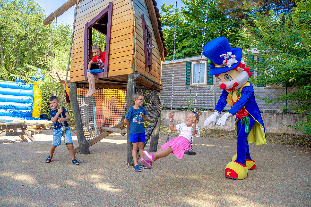 Mascotte en kinderen op de speeltuin bij camping CAPFUN Aubr�des in Puget sur Argens (83).