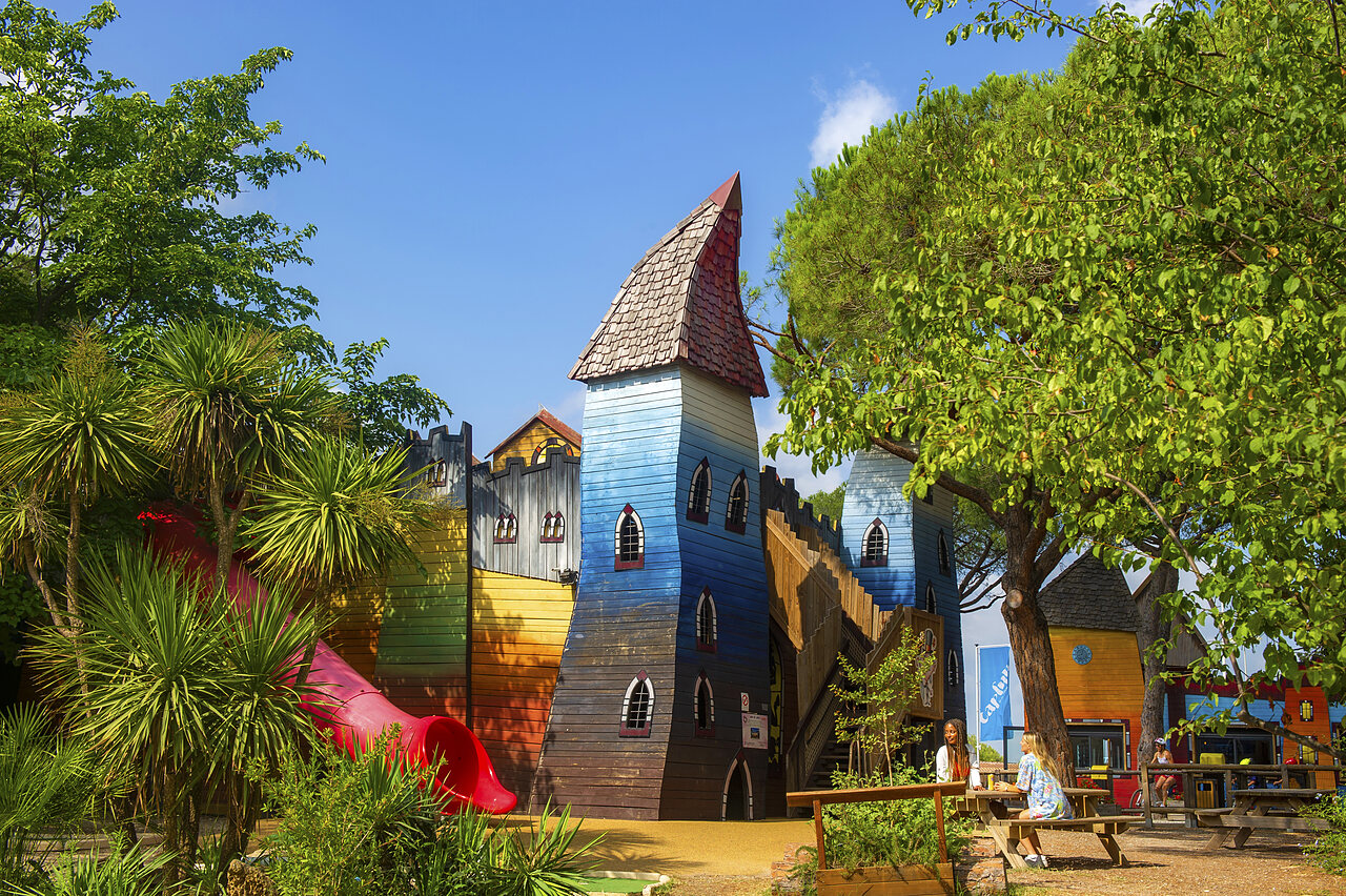 Kleurrijke kasteel speeltuin met glijbaan op camping CAPFUN Aubr�des in Puget sur Argens (83).