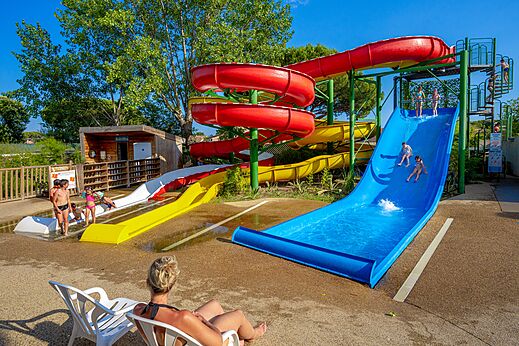 Reusachtige waterglijbanen en kinderen op camping CAPFUN Aubr�des (83).