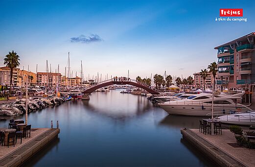 Jachthaven van Fréjus met boten, brug en kleurrijke gebouwen, Provence-Alpes-Côte d'Azur.