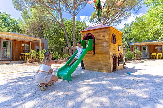 Speeltuin glijbaan speelhuisje kinderen op camping CAPFUN Aubrèdes in Puget sur Argens (83).