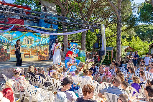 Familie animatieshow op camping CAPFUN Aubrèdes in Puget sur Argens.