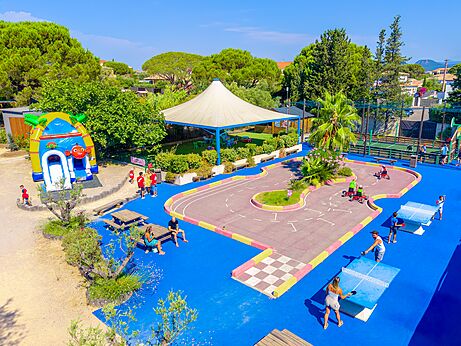 Speelruimte: springkasteel, skelters, tafeltennis bij CAPFUN Aubrèdes in Puget (83).