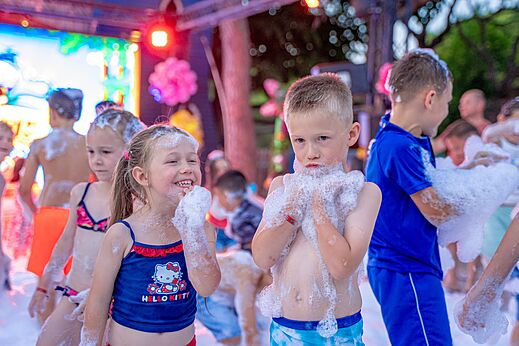 Vrolijke kinderen spelen in schuimparty op camping CAPFUN Aubr�des in Puget sur Argens.