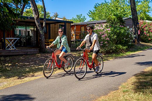 Lachende fietsers op de camping CAPFUN Aubr�des in Puget sur Argens (83).