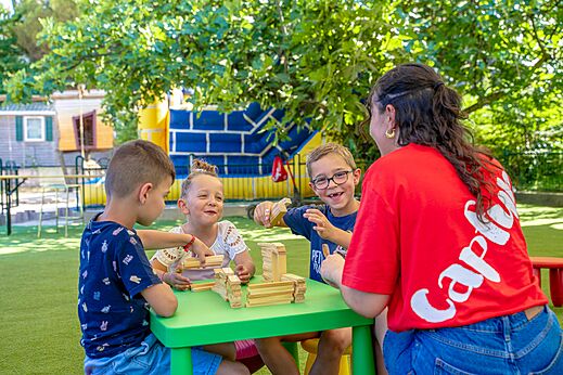 Kinderen spelen bouwspel met animator op camping CAPFUN Aubr�des in Puget sur Argens (83).