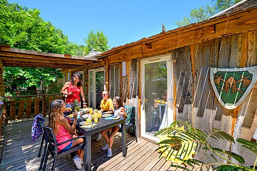 Familie luncht op terras stacaravan op camping CAPFUN Aubr�des (83).