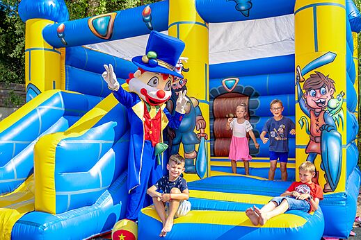 Opblaasbaar speeltoestel, kinderen en mascotte op camping CAPFUN Aubr�des in Puget sur Argens (83).