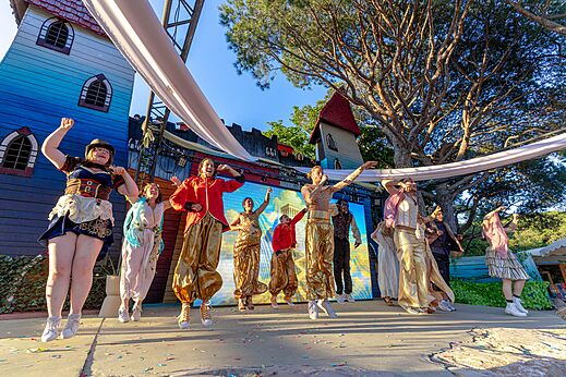 Animatieshow met gekostumeerde artiesten op podium bij camping CAPFUN Aubr�des in Puget sur Argens (83).
