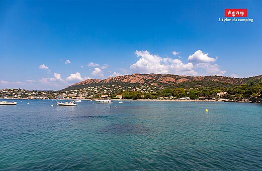 Strand en baai van Agay, toeristische plek te bezoeken nabij de camping.