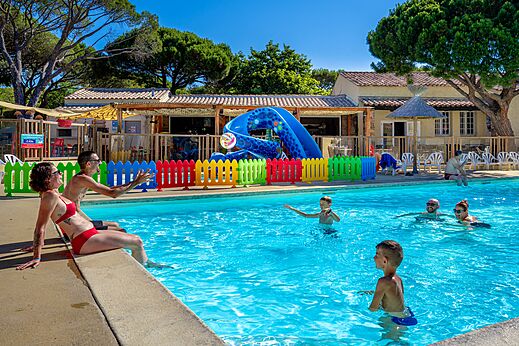Buitenzwembad, waterglijbaan en gezinnen op CAPFUN Aubrèdes in Puget sur Argens.