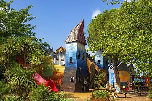 Kleurrijk speelkasteel, rode glijbaan op camping CAPFUN Aubr�des in Puget sur Argens.