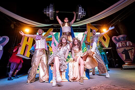 Animatieshow op camping CAPFUN Aubr�des in Puget sur Argens.