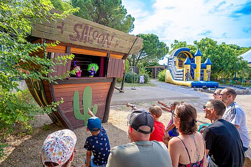 Saloon poppenkastvoorstelling en springkasteel op camping CAPFUN Aubr�des in Puget sur Argens (83).