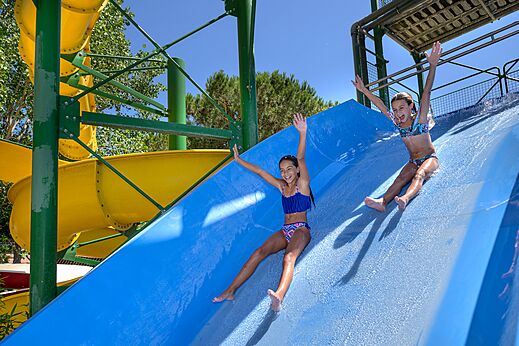 Twee lachende kinderen op waterglijbaan bij camping CAPFUN Aubr�des in Puget sur Argens (83).