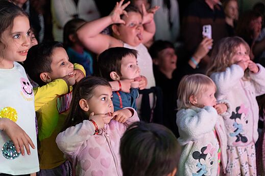 Kinderen kijken animatieshow op camping CAPFUN Aubrèdes in Puget sur Argens.