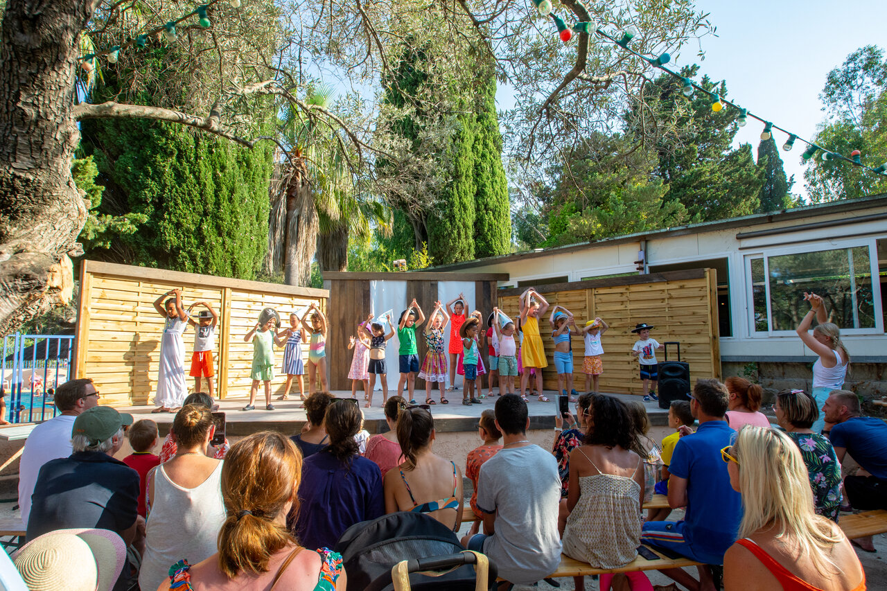 Kinderanimatie op podium, publiek op camping CLICOCHIC Baie de Cavalaire.