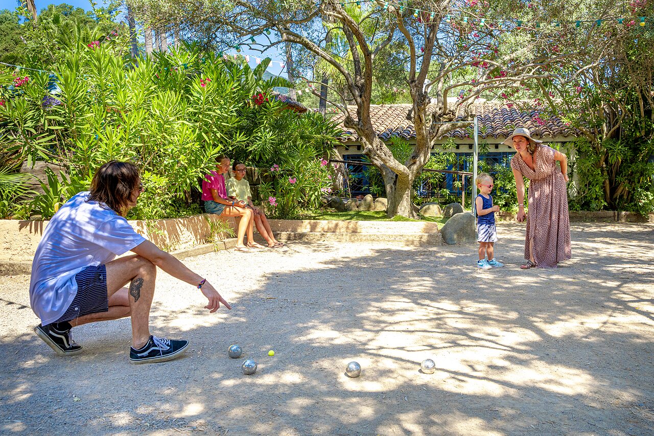 Familie jeu de boules op camping CLICOCHIC Baie de Cavalaire in Cavalaire-sur-Mer (83).