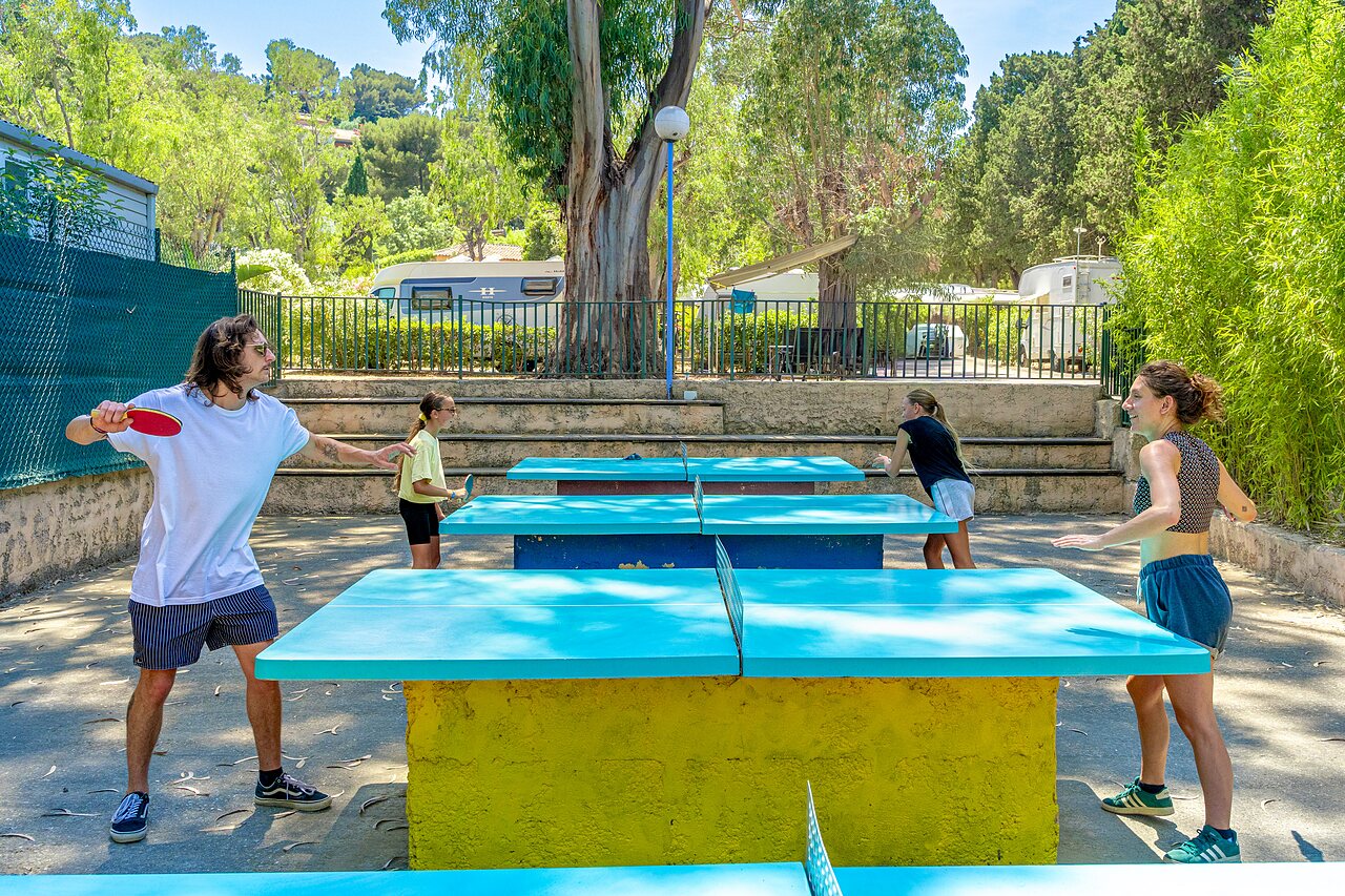 Buiten pingpongtafels op camping CLICOCHIC Baie de Cavalaire in Cavalaire-sur-Mer (83).