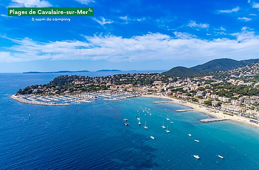 Stranden en jachthaven van Cavalaire-sur-Mer, toeristische bestemming in Provence-Alpes-Côte d'Azur.
