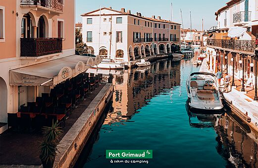 Kanalen en kleurrijke huizen van Port Grimaud, merenstad in de Golf van Saint-Tropez.