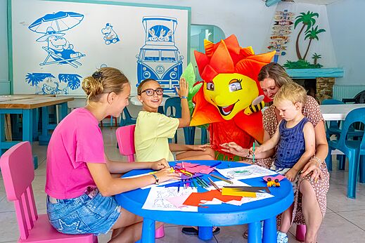 Kinderanimatie met mascotte op camping CLICOCHIC Baie de Cavalaire in Cavalaire-sur-Mer (83).