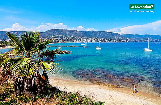 Fijn zandstrand en turquoise zee in Le Lavandou, Côte d'Azur.