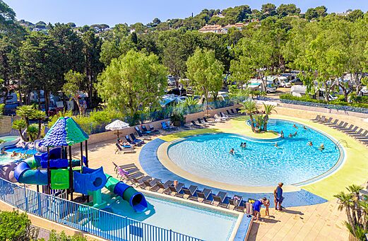 Buitenzwembad, kinderglijbanen op camping CLICOCHIC Baie de Cavalaire (83).