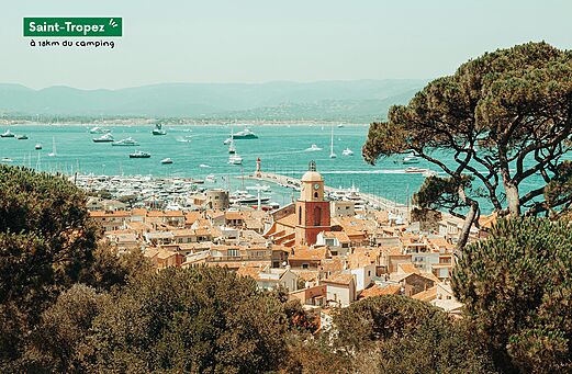 Dorp Saint-Tropez, levendige haven en iconische klokkentoren aan de Côte d'Azur.