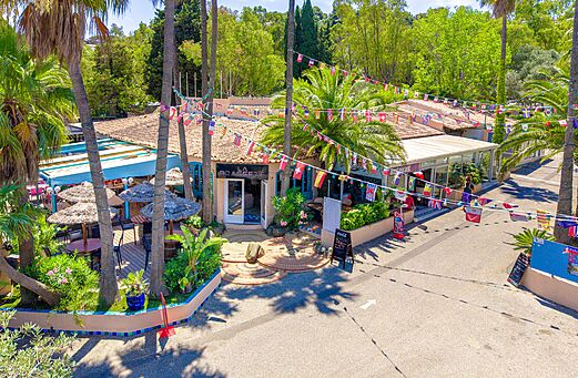 Restaurant "La Brasserie" met buitenterras op camping CLICOCHIC Baie de Cavalaire in Cavalaire-sur-Mer (83).