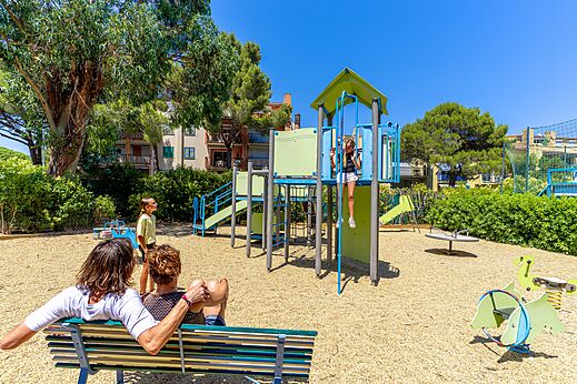 Kinderspeeltuin met speeltoestel en glijbanen op camping CLICOCHIC Baie de Cavalaire.