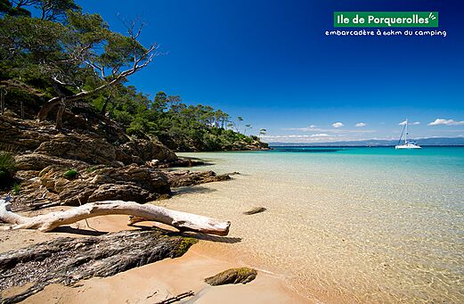 Fijn zandstrand en turquoise water op het eiland Porquerolles, nabij Cavalaire-sur-Mer.