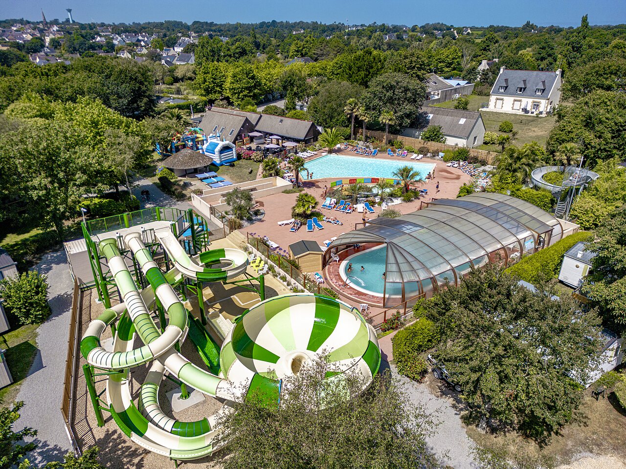 Reuzenglijbanen, buiten- en binnenbaden op camping CLICOCHIC Baie de Douarnenez.