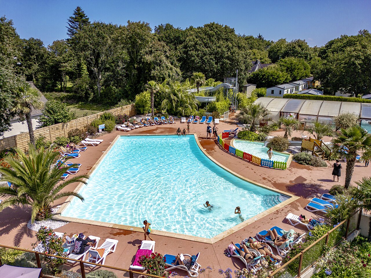 Waterpark, glijbaan op camping CLICOCHIC Baie de Douarnenez in Poullan-sur-Mer.