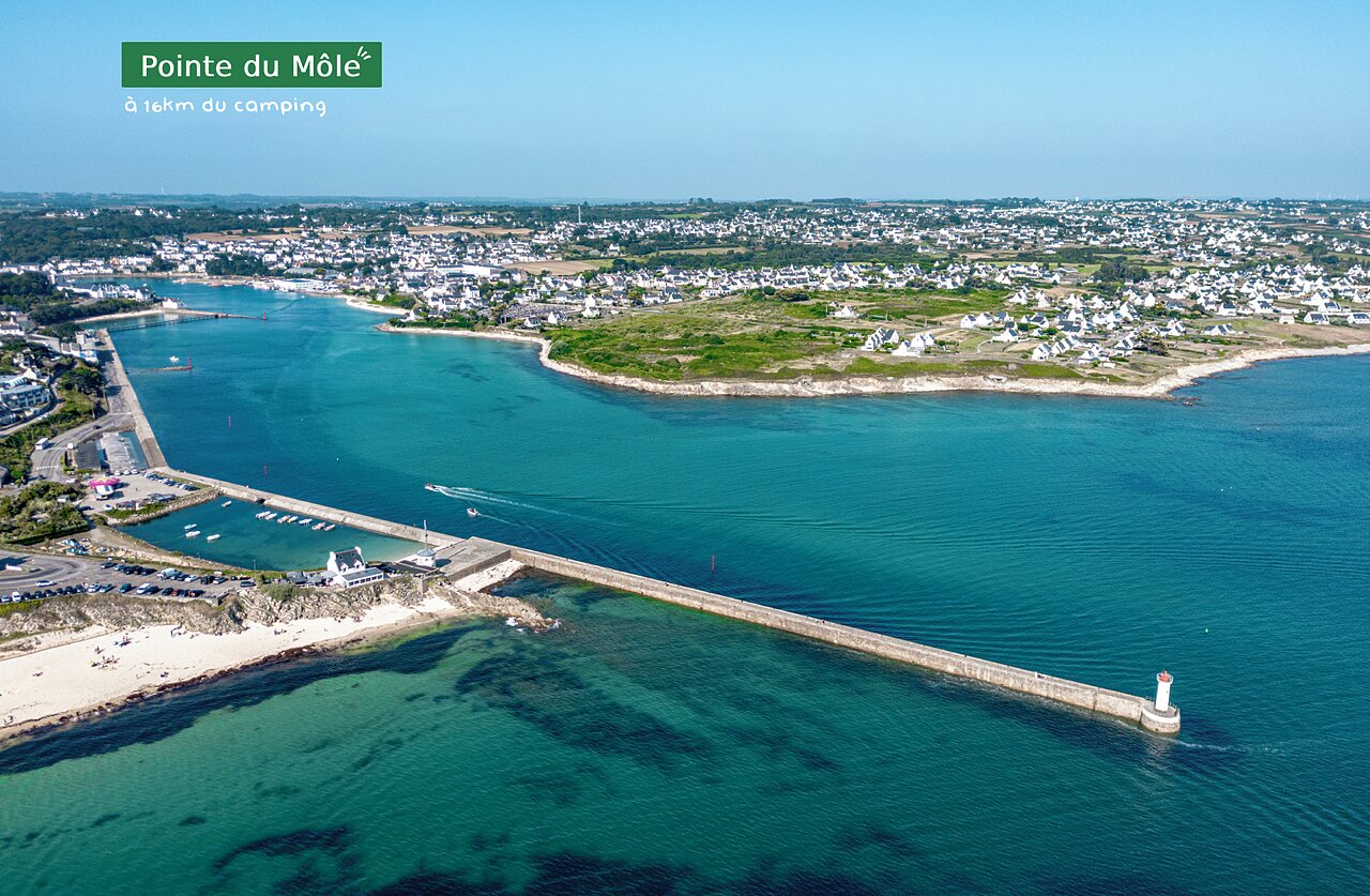 Pointe du M�le, haven en vuurtoren, bezienswaardigheid nabij de camping.