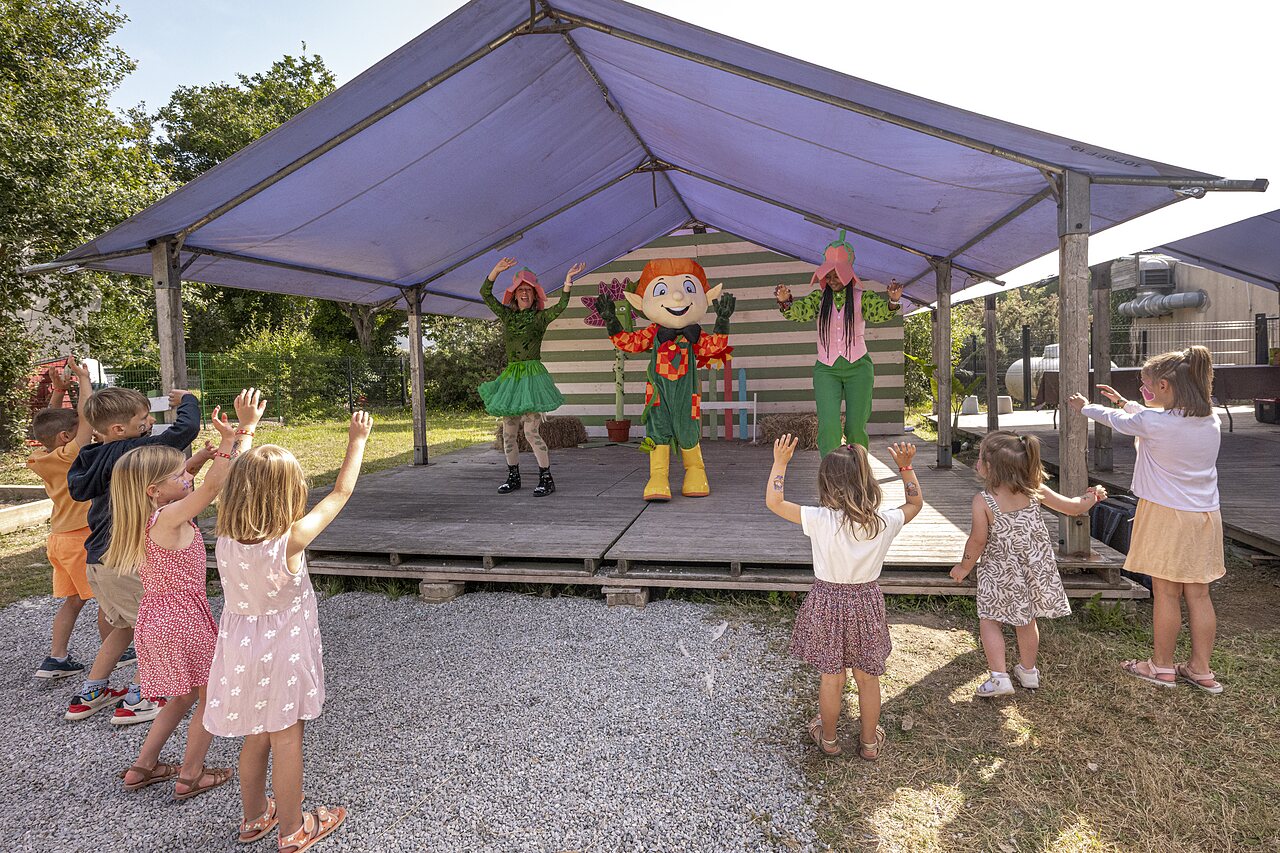 Kinderanimatie, mascotte en entertainers op camping CLICOCHIC Baie de Douarnenez.