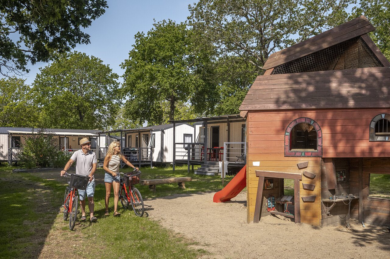 Stacaravans, speeltuin, stel op fietsen op camping CLICOCHIC in Poullan-sur-Mer.