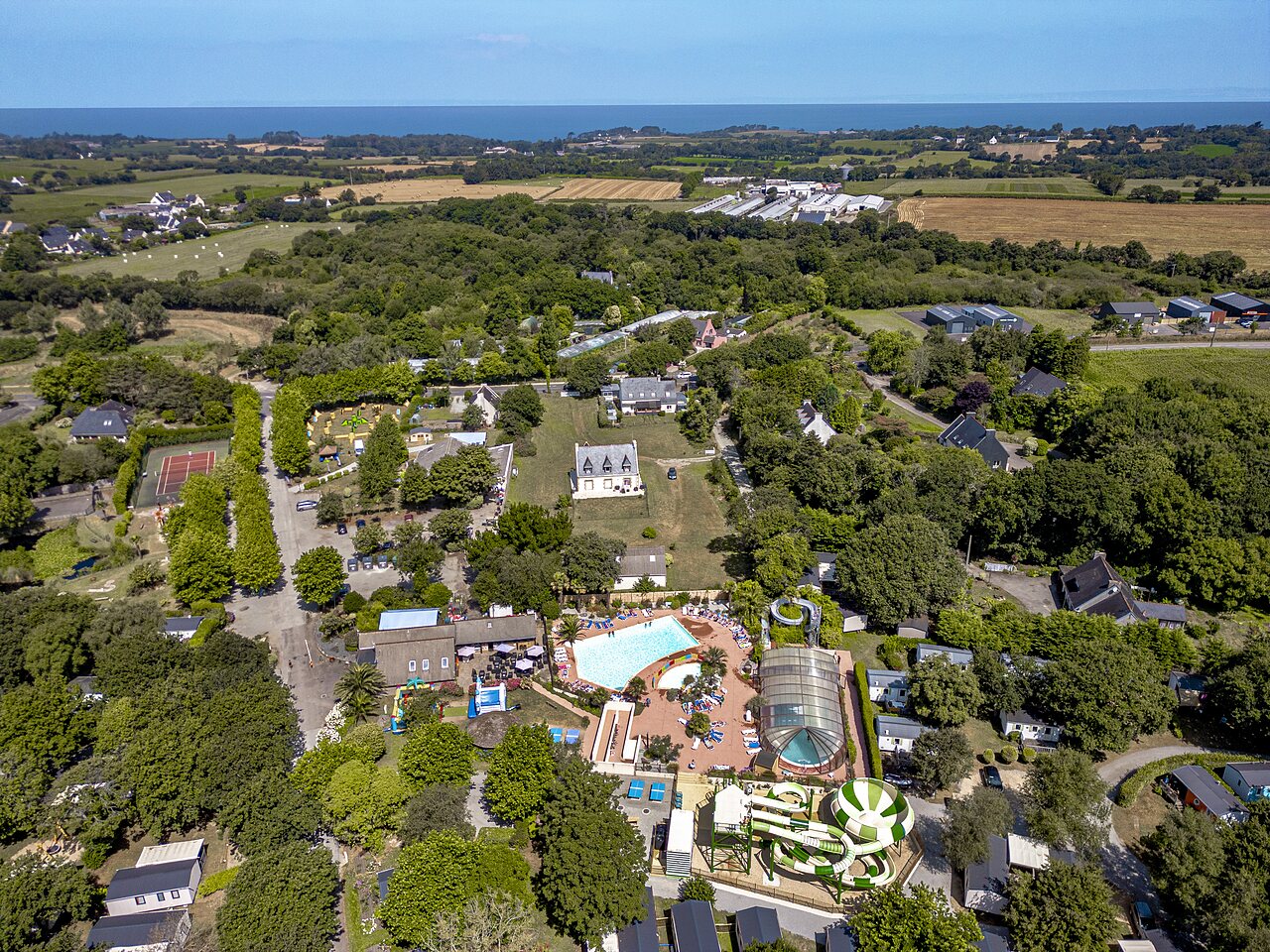 Luchtfoto van waterpark, zwembaden en accommodaties op camping CLICOCHIC Baie de Douarnenez in Poullan-sur-Mer (29).