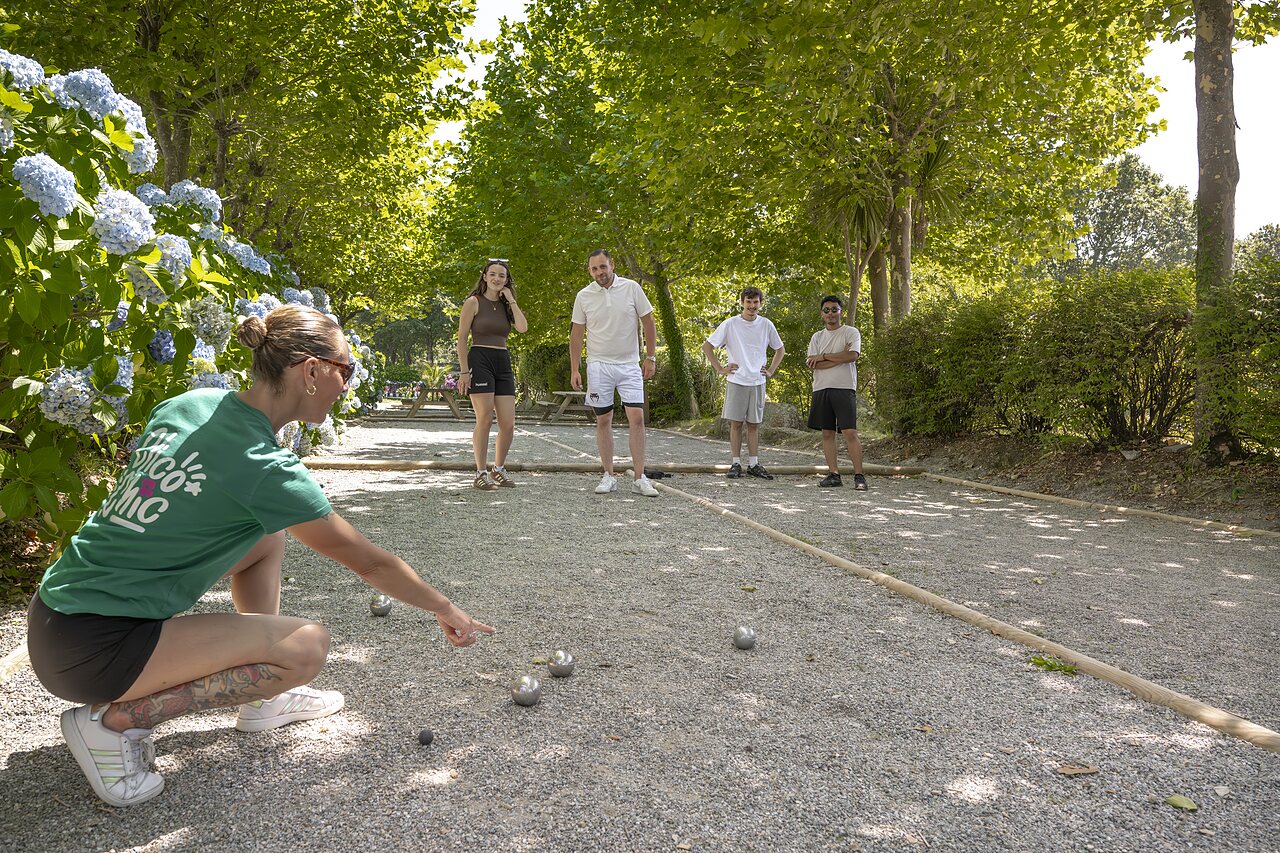 Jeu de boules spel op camping CLICOCHIC Baie de Douarnenez in Poullan-sur-Mer.