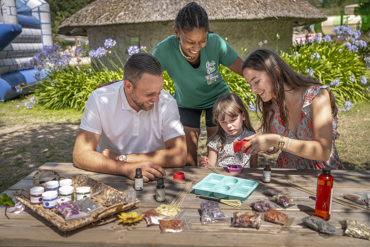 Creatieve activiteit, familie, animator, springkasteel, camping CLICOCHIC Poullan-sur-Mer.