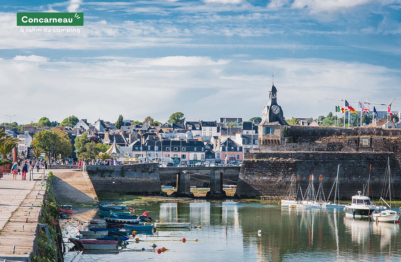 Ommuurde stad Concarneau, jachthaven en historische vestingmuren in Bretagne.