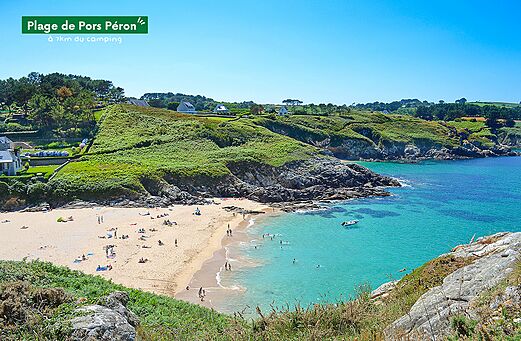 Strand van Pors Péron, fijne zandbaai met turquoise water in Bretagne.
