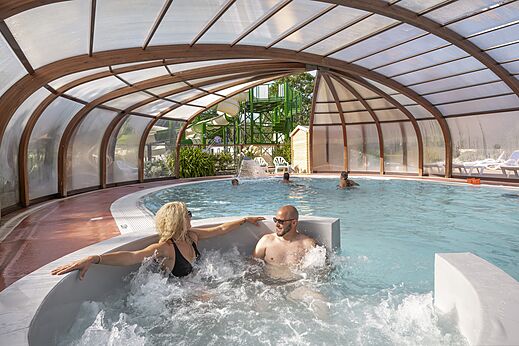 Overdekt zwembad, jacuzzi met stel op camping CLICOCHIC Baie de Douarnenez, Poullan-sur-Mer.