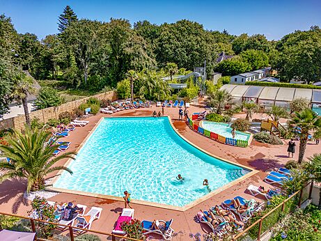 Buitenzwembad, waterglijbaan en kinderbad op CLICOCHIC Baie de Douarnenez camping.