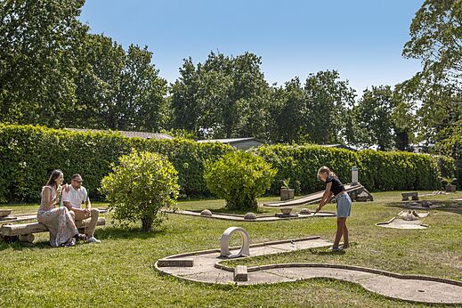 Minigolfbaan voor gezinnen op camping CLICOCHIC Baie de Douarnenez, Poullan-sur-Mer (29).